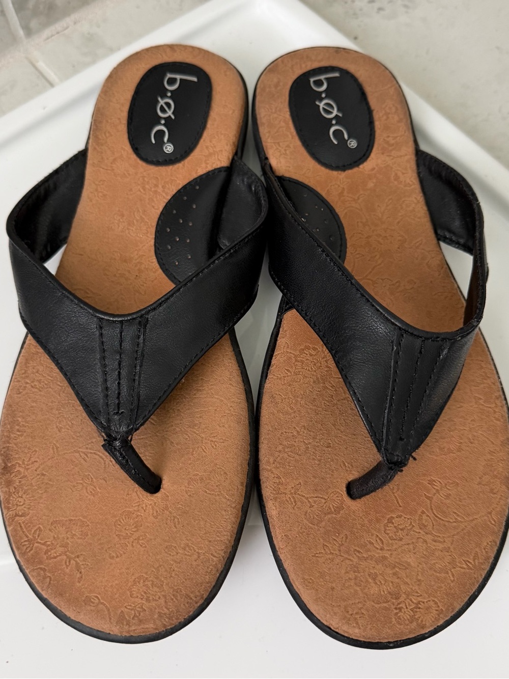 b.o.c. Black Thong Sandal with Tan Footbed Size 9